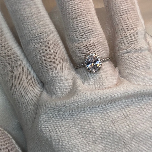 JUST ARRIVED🔥| 925SS Oval Halo CZ Engagement Ring - Picture 2 of 7